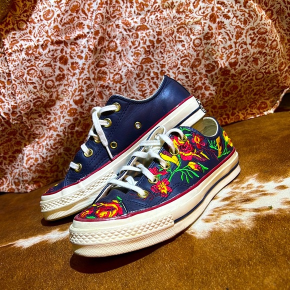 Converse Other - Converse detailed stitched flowers